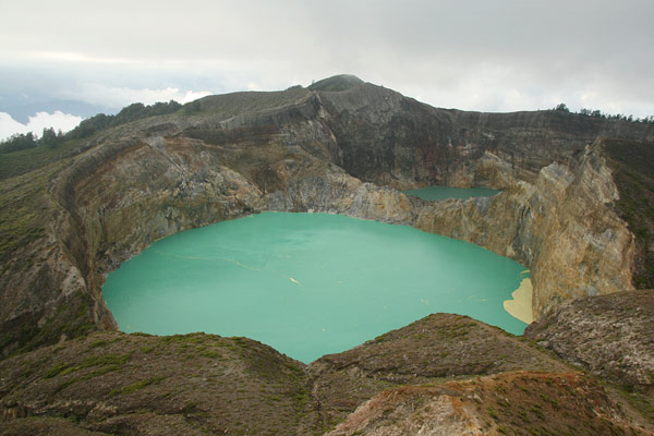 Kelimutu's volcano lakes