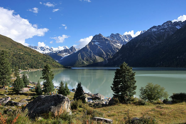 Yihun Lhatso alpine lake