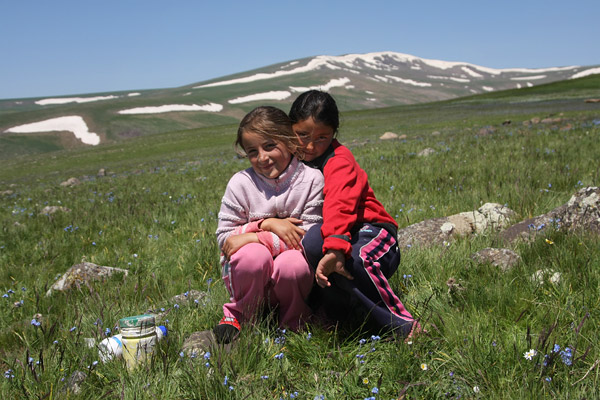 Yezidi Kurd girls