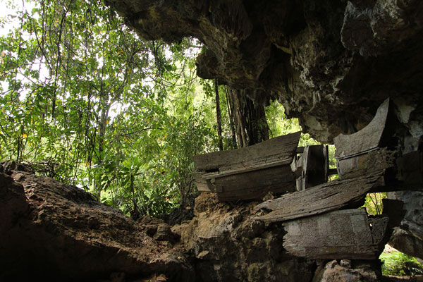 Tana Toraja Graves